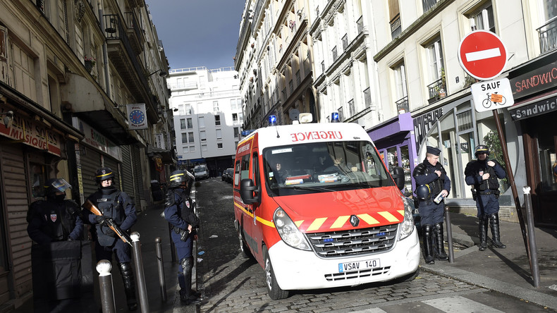 Gilets jaunes : l'impressionnante vidéo du cortège qui s'écarte devant un véhicule de secours