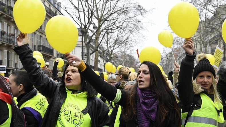 Au lendemain de l'acte 8, des femmes en gilets jaunes rassemblées place de la Bastille (IMAGES)