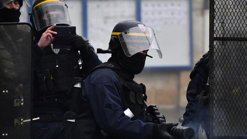Acte 8 des Gilets jaunes à Montpellier : des CRS filmés en train de lancer des pavés (VIDEO)