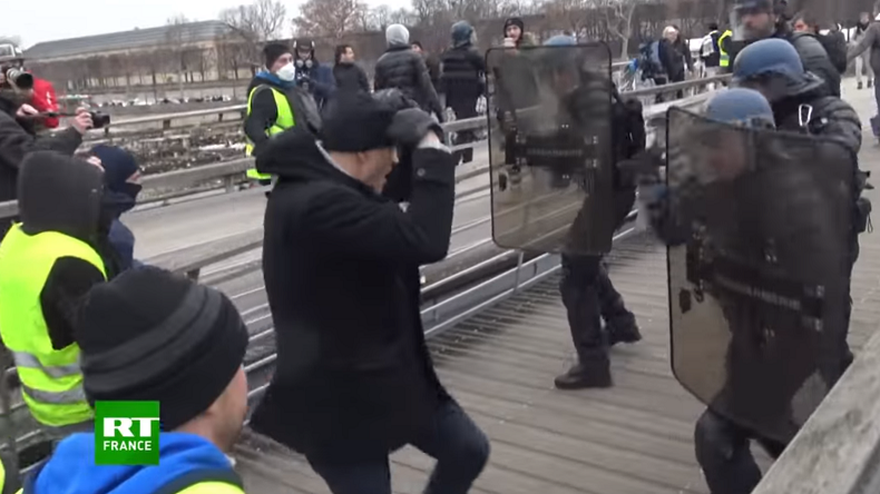 Gilets jaunes : l'ex-boxeur qui s'en était pris à des gendarmes à Paris placé en garde à vue