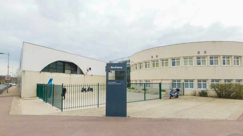 Banlieue parisienne : une bande de jeunes envahit un lycée pour passer un élève à tabac (VIDEO CHOC)