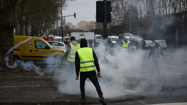 Paris : un Gilet jaune blessé au visage lors d'affrontements place de l'Etoile (VIDEO CHOC)