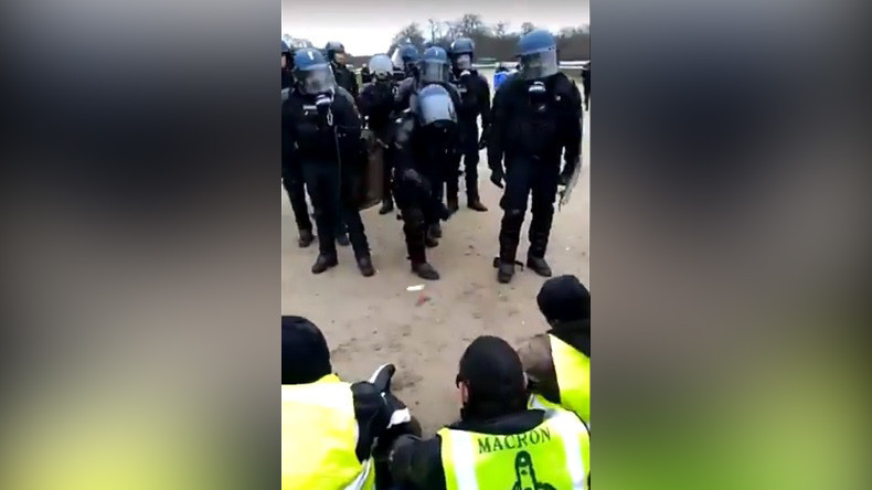 Un gendarme déclenche une grenade lacrymogène à quelques centimètres de Gilets jaunes assis (VIDEO)