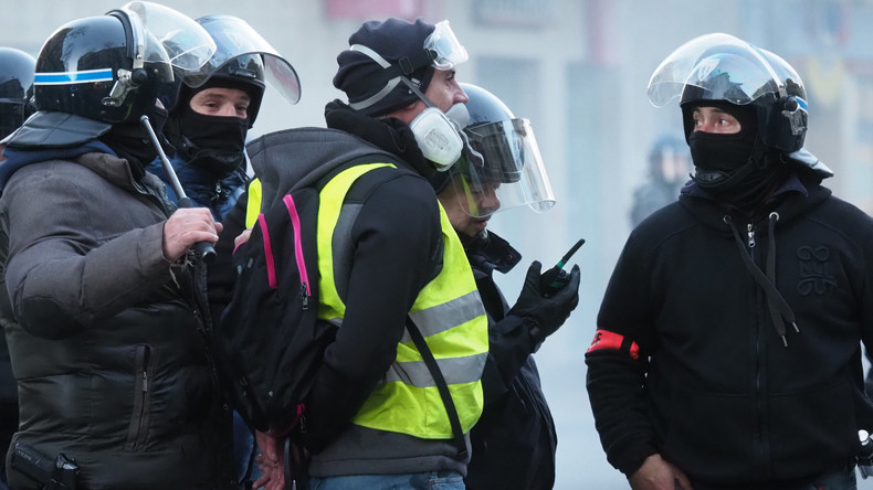 «Je vais l'éclater ton téléphone» : un policier menace un journaliste de RT France (VIDEOS)