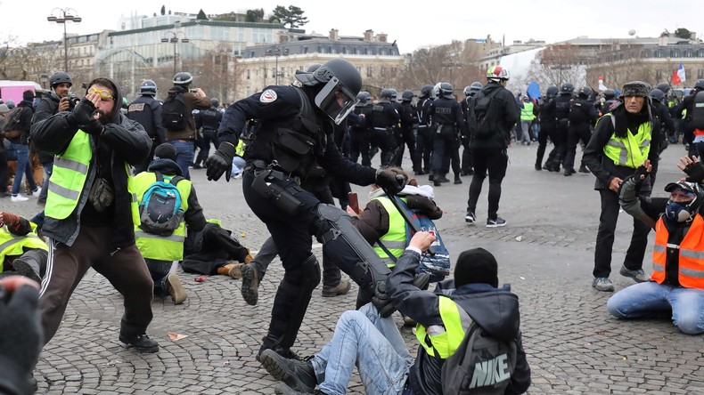 Christophe Castaner ne connaît «aucun policier qui ait attaqué des Gilets jaunes» (VIDEO)
