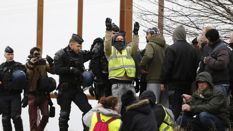 Macron à Bourgtheroulde : une amende pour port du gilet jaune ? La préfecture dément toute consigne