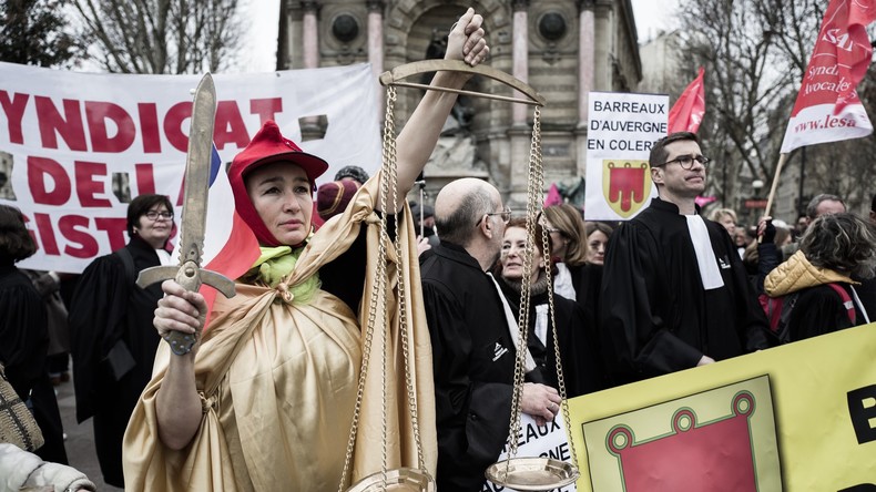 Réforme de la Justice : magistrats, avocats et greffiers continuent le combat (IMAGES)