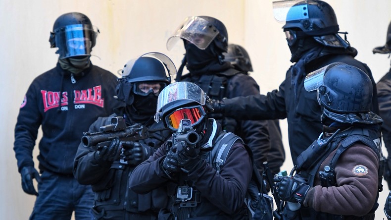 Le gouvernement exclut l'idée d'abandonner l'usage des LBD dans les manifestations