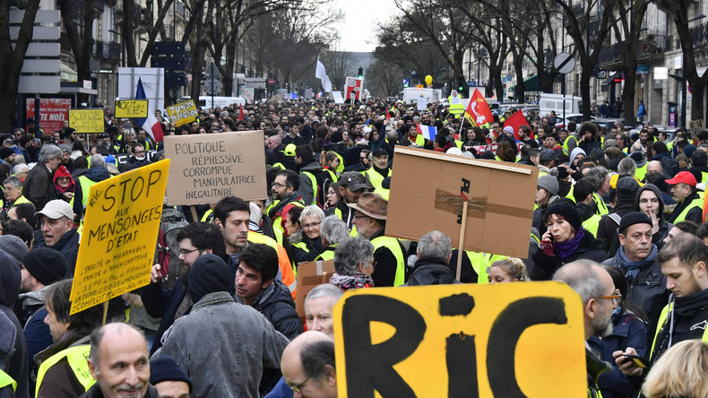 Revendications des Gilets jaunes, Grand débat national, médias... RT France au cœur de l'acte 10