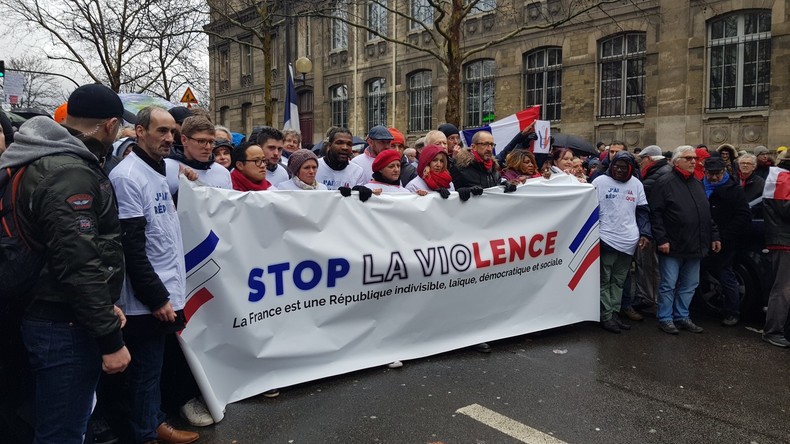 Paroles de Foulards rouges : «La République est là, derrière nous, unie» (VIDEOS)