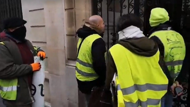 Des Gilets jaunes demandent «l'aide de Maduro» à l'ambassade du Venezuela (VIDEO)