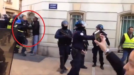 Un policier s'en est violemment pris à deux manifestants à Toulon, le 5 janvier.