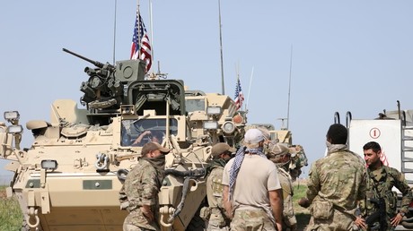 Des militaires américains discutent avec des combattants des YPG à Darbasiya en Syrie.