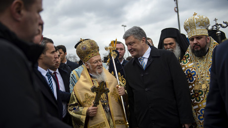 Bartholomée Ier de Constantinople en compagnie du président Petro Porochenko et du métropolite Épiphane le 6 janvier 2019 à Istanbul.  