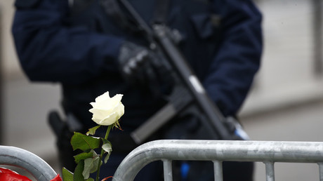 Une rose blanche est attachée à une barrière près du Bataclan après les attentats de Paris du 13 novembre 2015 (image d'illustration).