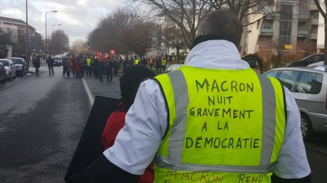 Manifestant avec un gilet jaune le 9 janvier, à Créteil. 