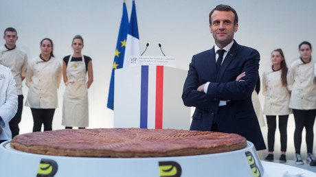 Emmanuel Macron devant la galette des rois le 11 janvier à l'Elysée.