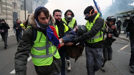 Des Gilets jaunes transportent un photographe blessé lors de l'acte 8 à Paris, le 5 janvier 2019 (image d'illustration). 