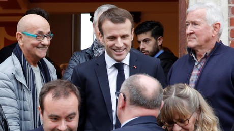 Emmanuel Macron sort de la mairie de Gasny le 15 janvier 2019.