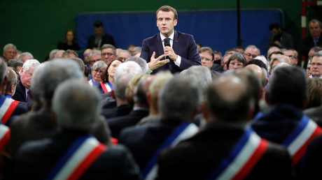 Emmanuel Macron échange avec plusieurs centaines de maires à Grand Bourgtheroulde, le 15 janvier 2019.