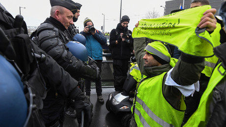 Des Gilets jaunes font face aux forces de l'ordre près du Parlement européen à Strasbourg le 12 janvier 2019.