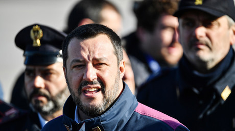 Le ministre de l'Intérieur italien Matteo Salvini à l'aéroport de Rome le 14 janvier lors de l'arrivée de l'ancien militant d'extrême gauche Cesare Battisti, arrêté en Bolivie.
