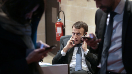 Emmanuel Macron, alors ministre français de l'Economie et de l'Industrie, passe un appel téléphonique avant d’être entendu devant le Parlement français à Paris le 11 mars 2015 sur le projet d'acquisition de la branche énergie d’’Alstom par le groupe américain General Electric.