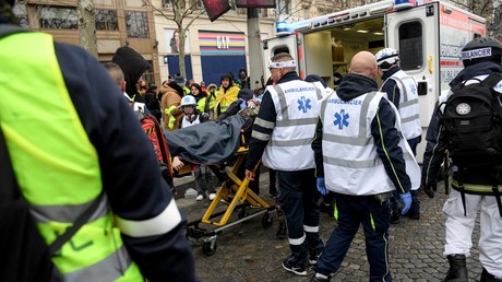 Image d'illustration. Evacuation d'un manifestant blessé durant une manifestation de Gilets jaunes le 15 décembre à Paris.