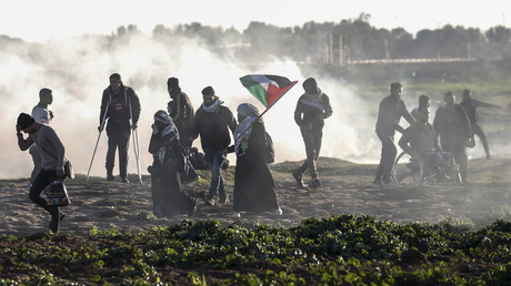 Des manifestants palestiniens au milieu des gaz lacrymogènes lancés par les forces israéliennes lors d'une manifestation le long de la frontière avec Israël, à Gaza, le 18 janvier 2019.