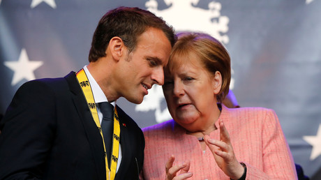 Emmanuel Macron converse avec la chancelière allemande après avoir reçu le prix Charlemagne à Aix-la-Chapelle, 10 mai 2018 (image d'illustration).