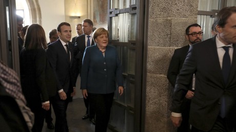 Emmanuel Macron et Angela Merkel arrive à la mairie d'Aix-la-Chapelle le 22 janvier 2019.
