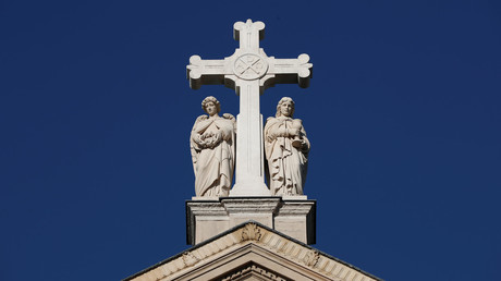Une croix chrétienne sur le toit de l'église Saint-Augustin à Paris (image d'illustration). 