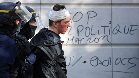 Un manifestant blessé est interpellé par des membres de la CRS lors d'une manifestation à l'appel de la CGT contre les réformes du gouvernement, à Paris le 9 octobre 2018 (image d'illustration).