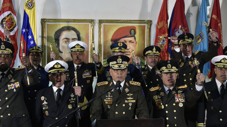 Le ministre vénézuélien de la Défense Vladimir Padrino Lopez tient une conférence de presse entouré de généraux, le 24 janvier à Caracas. 