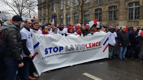 Les Foulards rouges défilent le 27 janvier à Paris. 