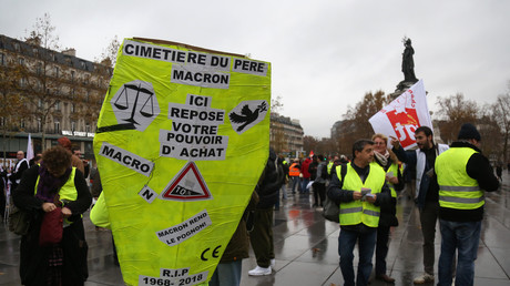 Un manifestant portant un costume en forme de cercueil lors d’une manifestation des Gilets jaunes la place de la République à Paris, le 1er décembre 2018.