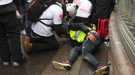 Des «street medics» portent secours au Gilet jaune Jérôme Rodrigues, le 26 janvier 2019, place de la Bastille.