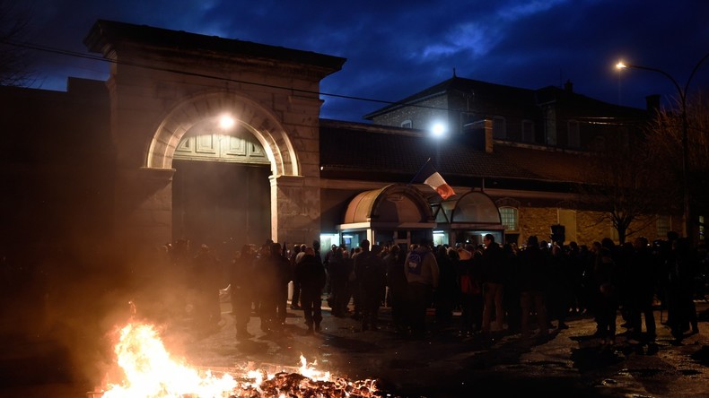 Après Fleury-Mérogis, des agents pénitentiaires bloquent la prison de Fresnes (IMAGES)