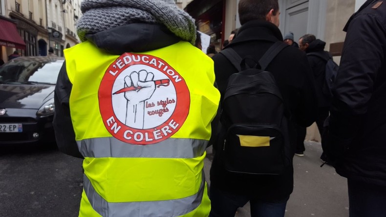 Stylos rouges : les professeurs en colère devant le ministère de l'Education nationale (IMAGES)