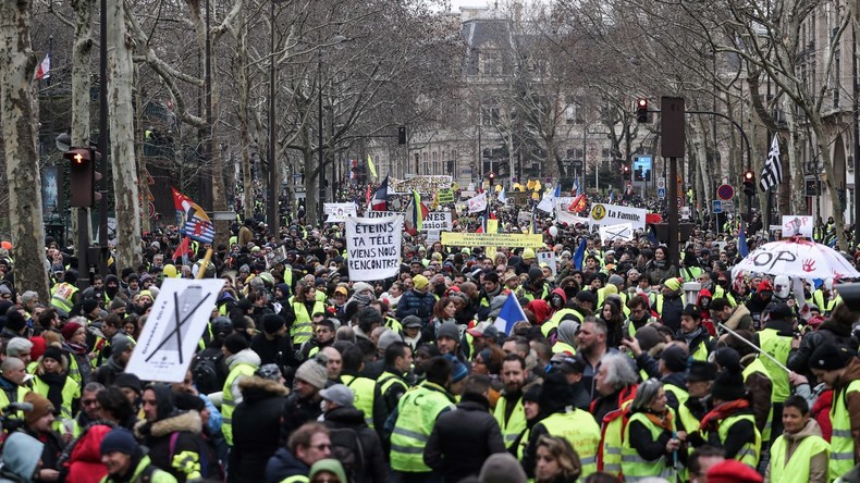 «Dégagez ! Dégagez !» : des «antifas» expulsés par des Gilets jaunes lors de l'acte 12 (VIDEO)