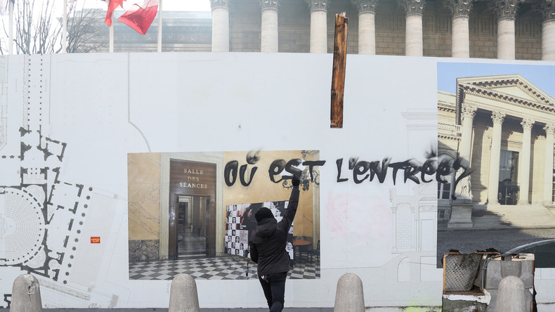 Acte 13 des Gilets jaunes : des manifestants tentent de pénétrer de force dans l'Assemblée (VIDEO)