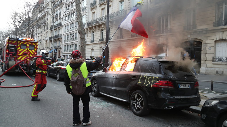 Main déchiquetée, véhicules incendiés, gaz lacrymogènes : les images fortes de l'acte 13 (VIDEOS)