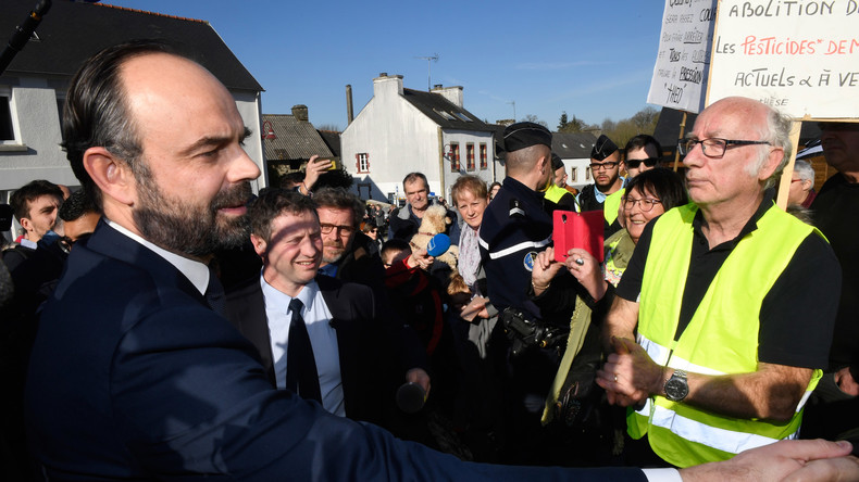 «Vous méritez votre salaire, mais nous aussi !»: un Gilet jaune retraité interpelle Edouard Philippe