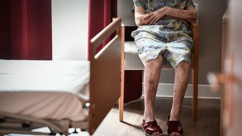 «Ta gueule vieille s*** !» : l'employé d'un EHPAD filmé en train de frapper une femme de 98 ans