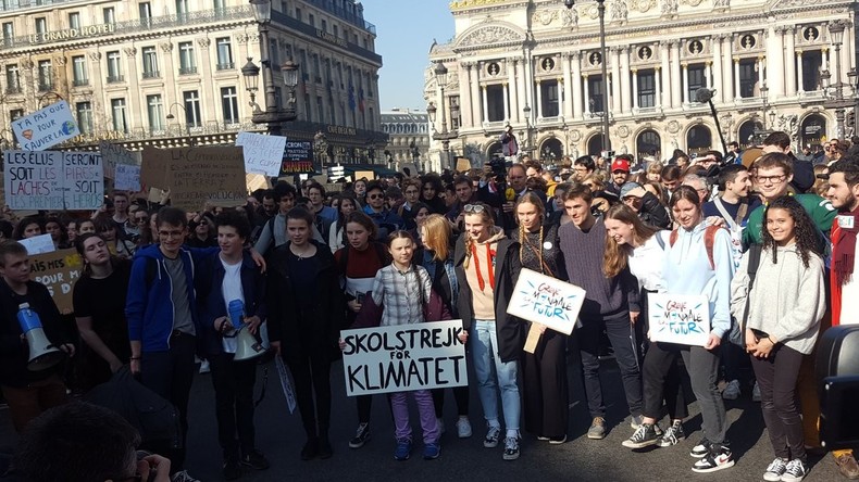 L'activiste Greta Thunberg rejoint les jeunes à Paris pour la grève pour le climat (IMAGES)