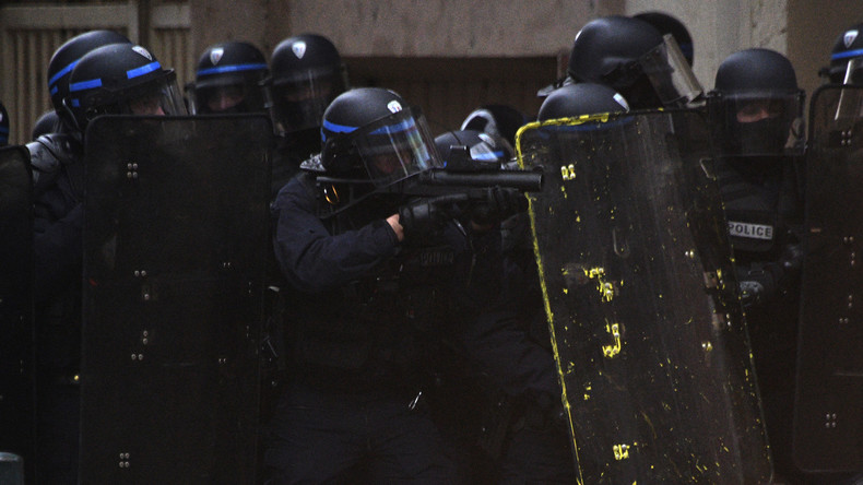 «Pas content d'une instruction» : la raison du coup de casque d'un policier à son supérieur (VIDEO)