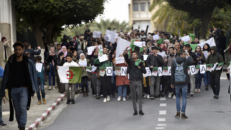 Algérie : des milliers d’étudiants protestent contre un cinquième mandat de Bouteflika (IMAGES)