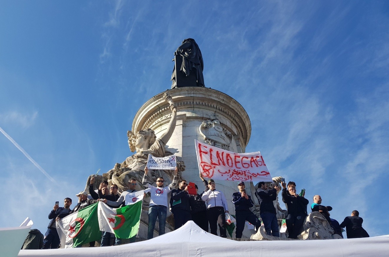 «Pouvoir assassin !» : manifestation à Paris contre un cinquième mandat de Bouteflika (VIDEOS)