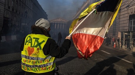 Manifestant arborant un gilet jaune à Paris le 5 février.