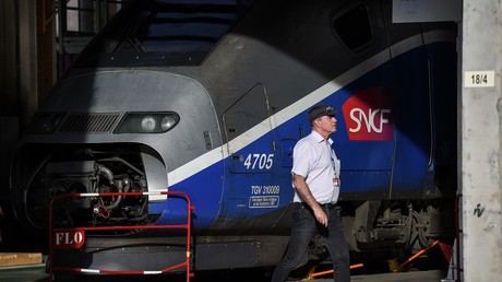 
Un employé d'Alstom passe devant un TGV sur le site du constructeur de trains français Alstom à Belfort le 26 octobre 2017.